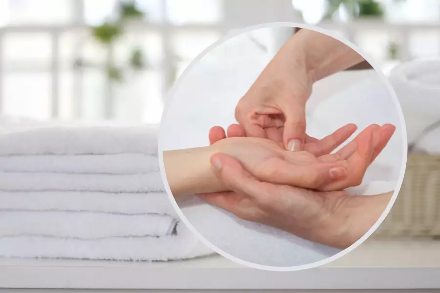 Hand-Massage (900 x 600 px)(2)