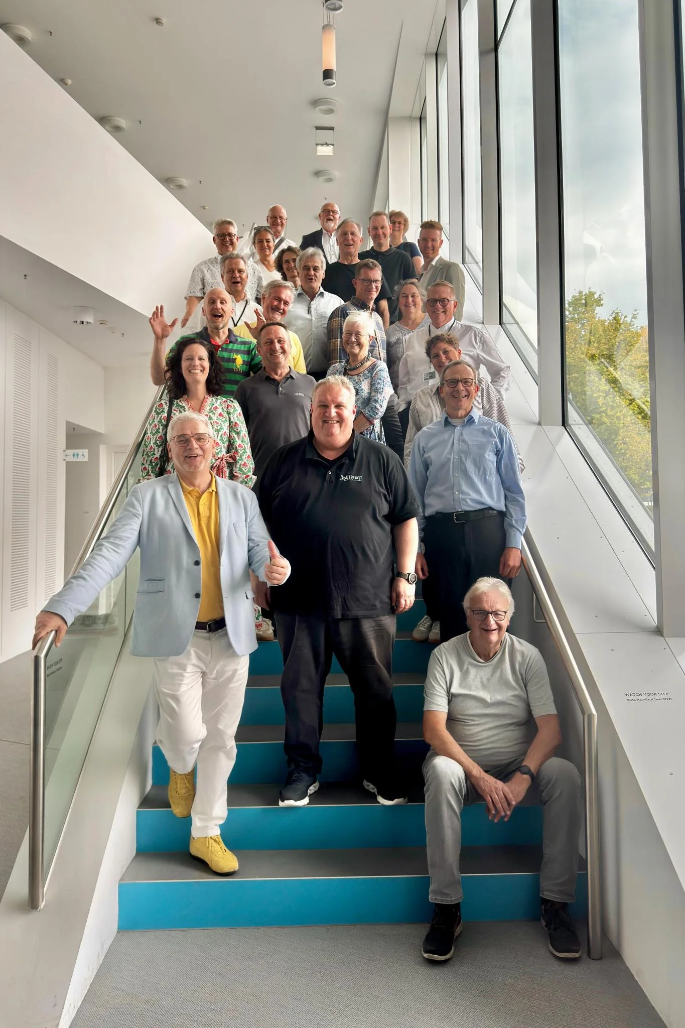 Gruppenfoto: Mitglieder des Deutschen Netzwerks Büro auf einer Treppe
