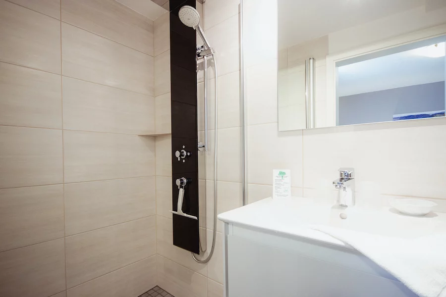 Doppelzimmer-Familie-Junior-Suite-Bad-21