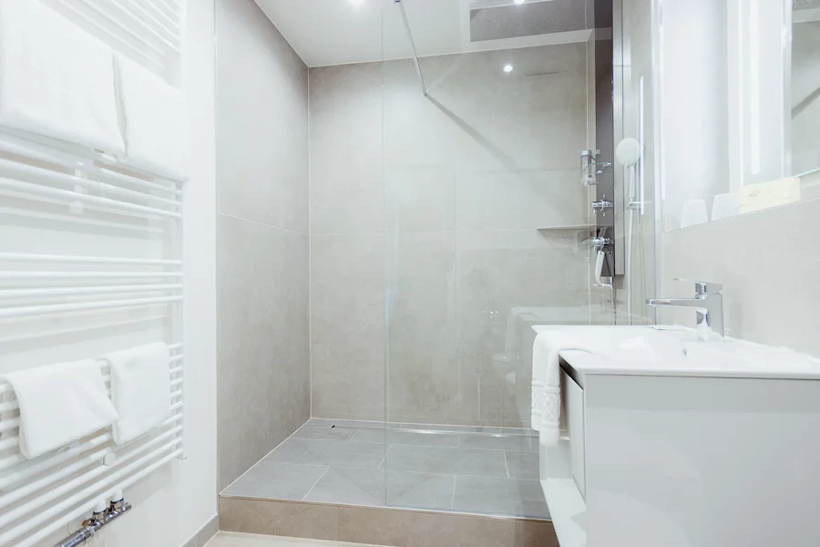 Doppelzimmer-Standard-Plus-Bad-11