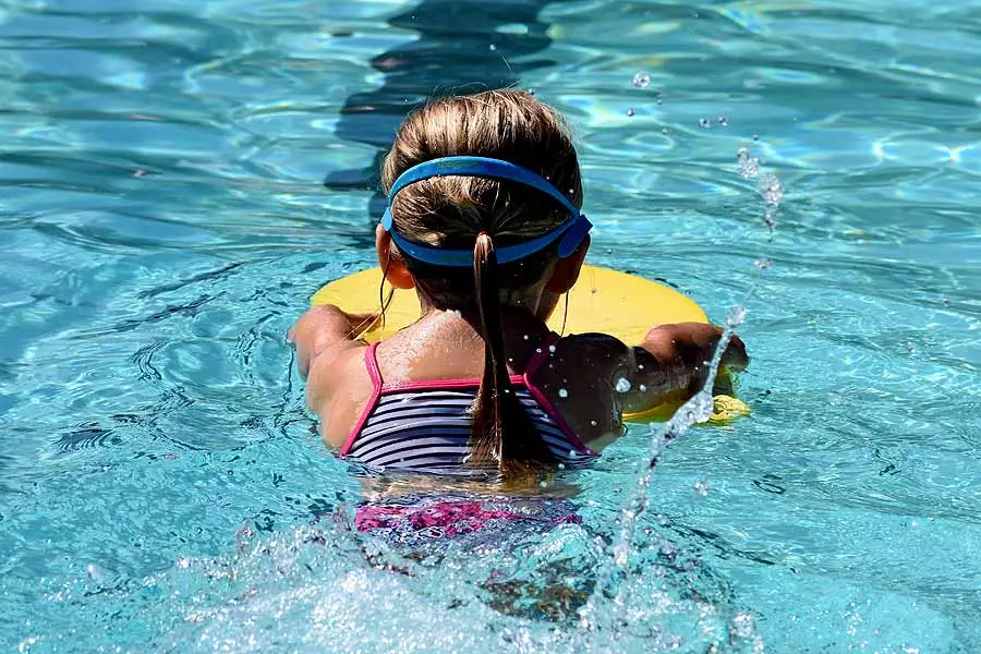 Kind-Schwimmen-2