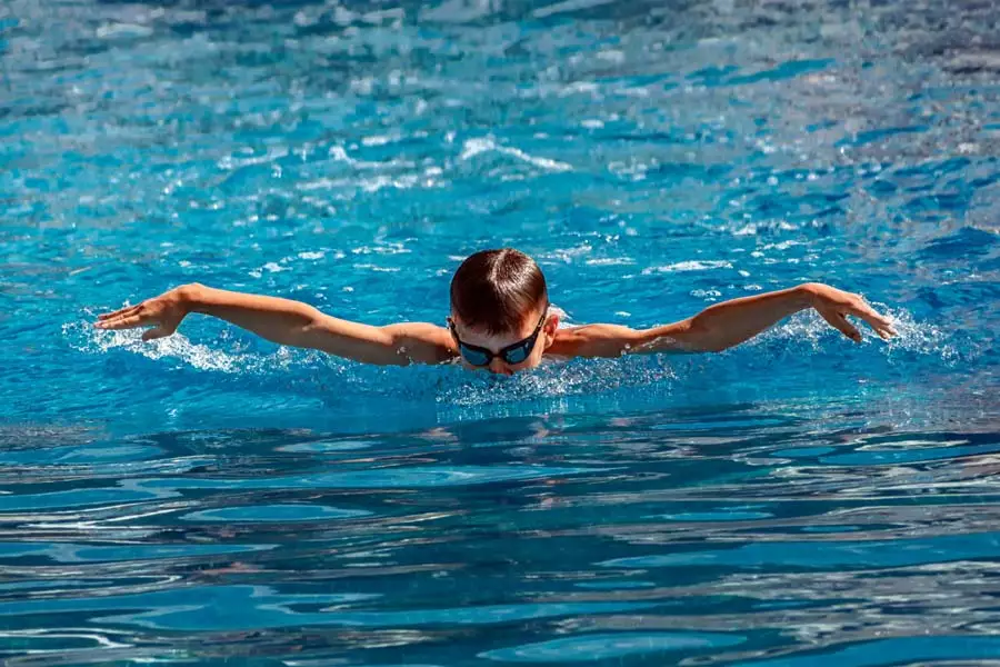 Kind-Schwimmen-3